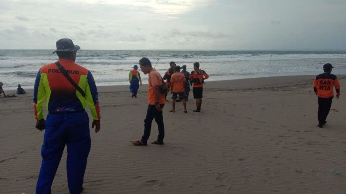 搜救队在庞岸达兰寻找被海浪拖拽的失踪游客