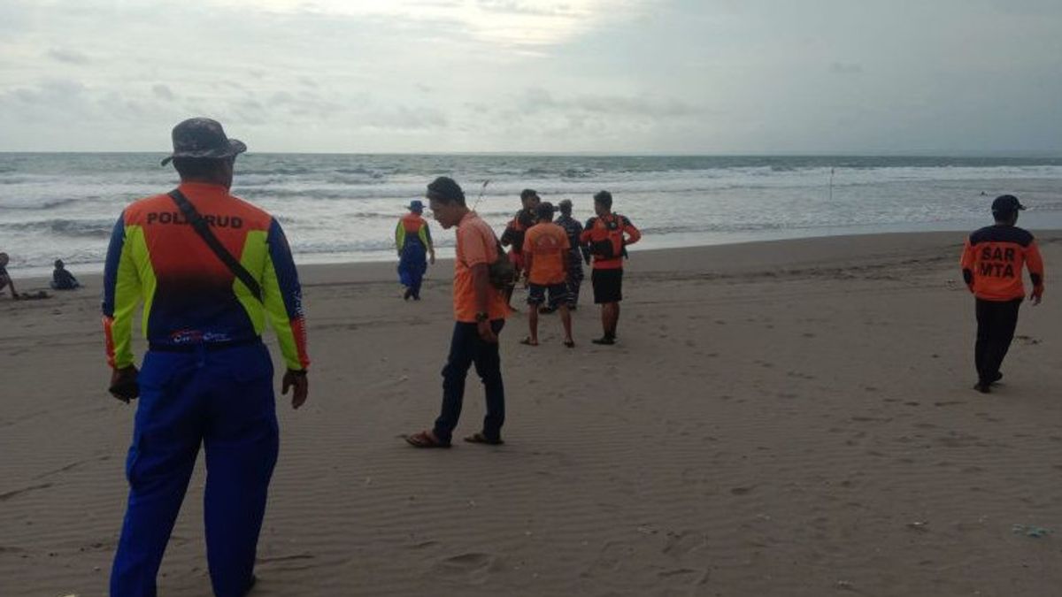 SAR Team Searches For Missing Tourists Dried With Waves In Pangandaran