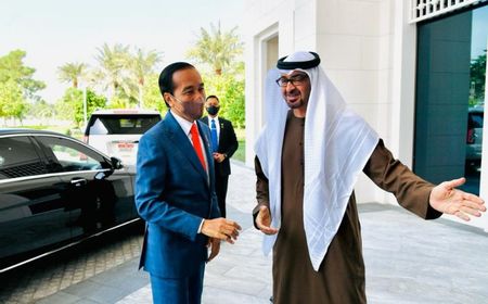 Presiden Jokowi Disambut Hangat Putra Mahkota Abu Dhabi Saat Tiba di Istana Al-Shatie