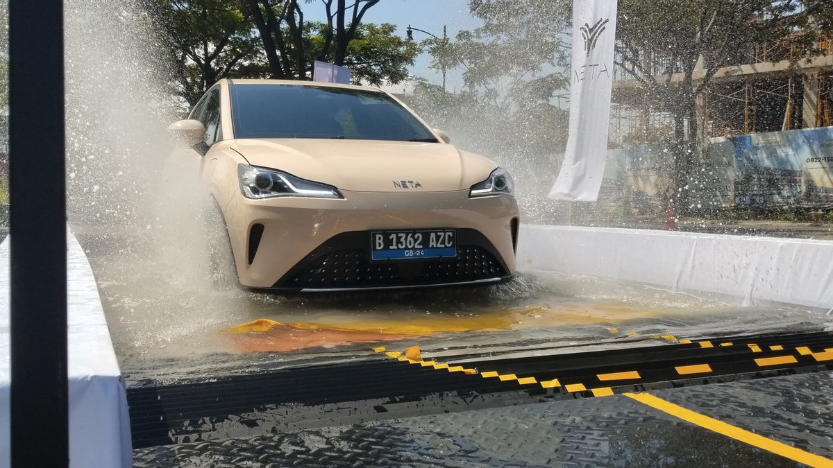 Tes Uji Ketahanan Baterai Mobil Listrik Neta Melewati Genangan Air Setinggi 30 Cm