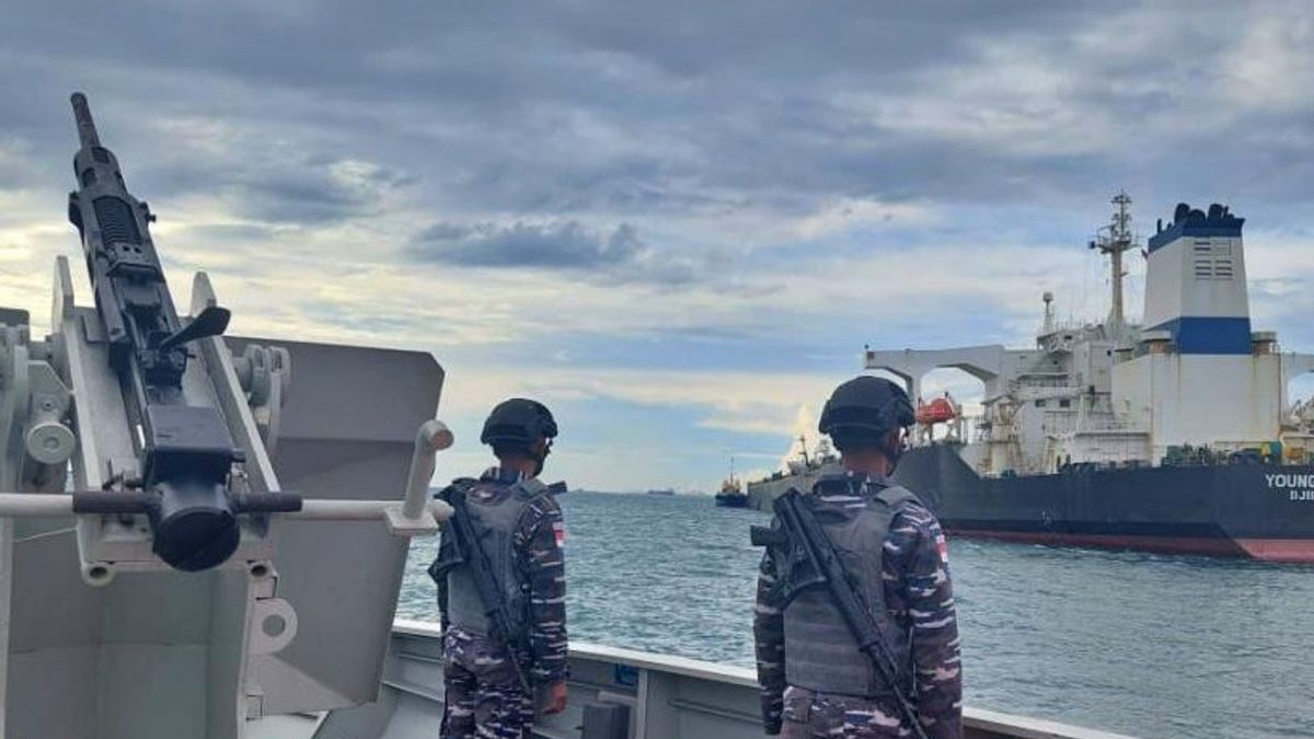 بعد جنوح السفينة الناقلة ، تضمن البحرية الإندونيسية أن مضيقي سنغافورة وملقا آمنان للمرور عبرهما