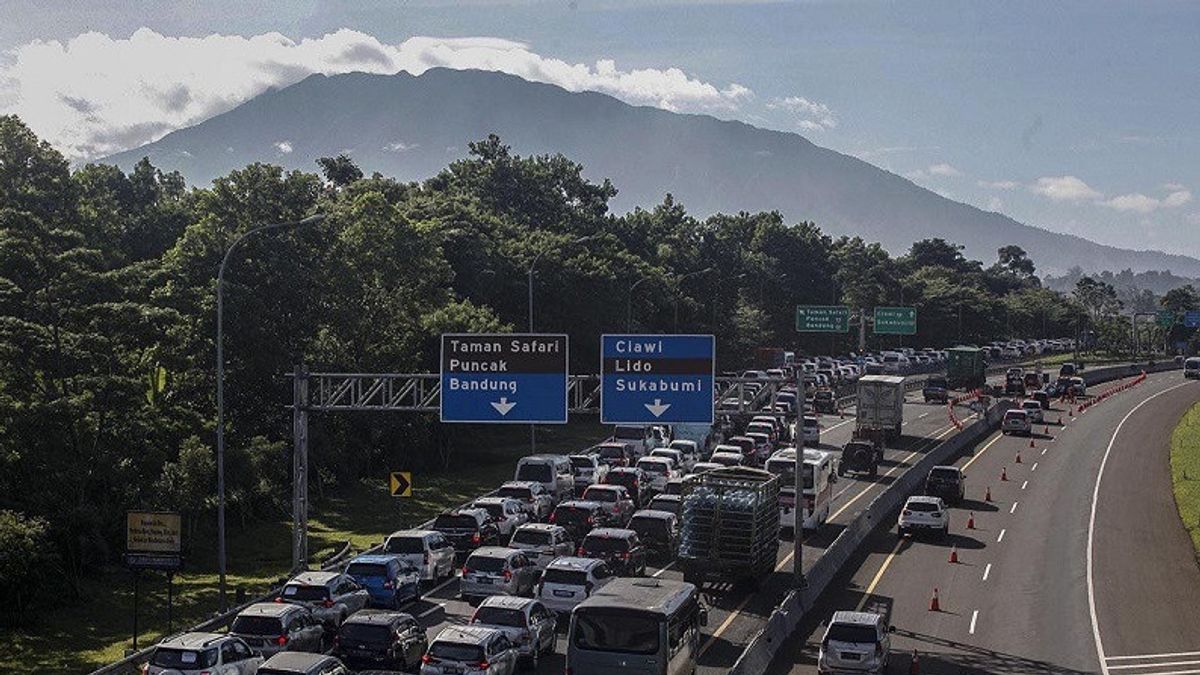 rénage utilisé sur le péage de Jagorawi dans le sommet pendant le long week-end