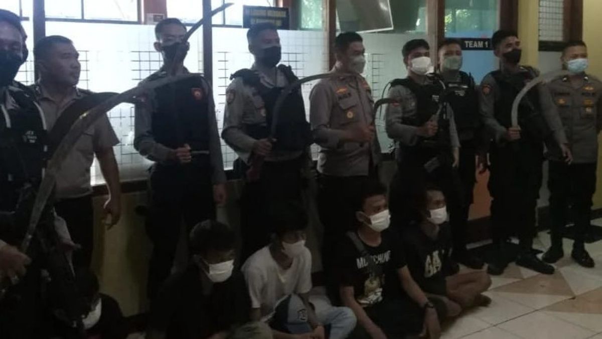 タラウィの祈りの後に戦う、警察によって確保されたチリンチングジャクートの12人の十代の少年