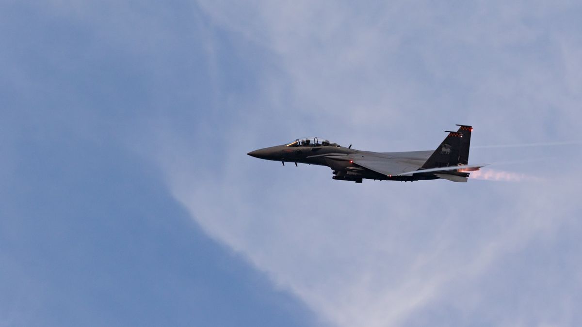 Jet Tempur F-16 AS Jatuh di California, Pilot Lontarkan Diri Selamat 