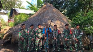 RI-RDTL Border Residents Return To Hand Over Firelock Types Of Weapons To The TNI