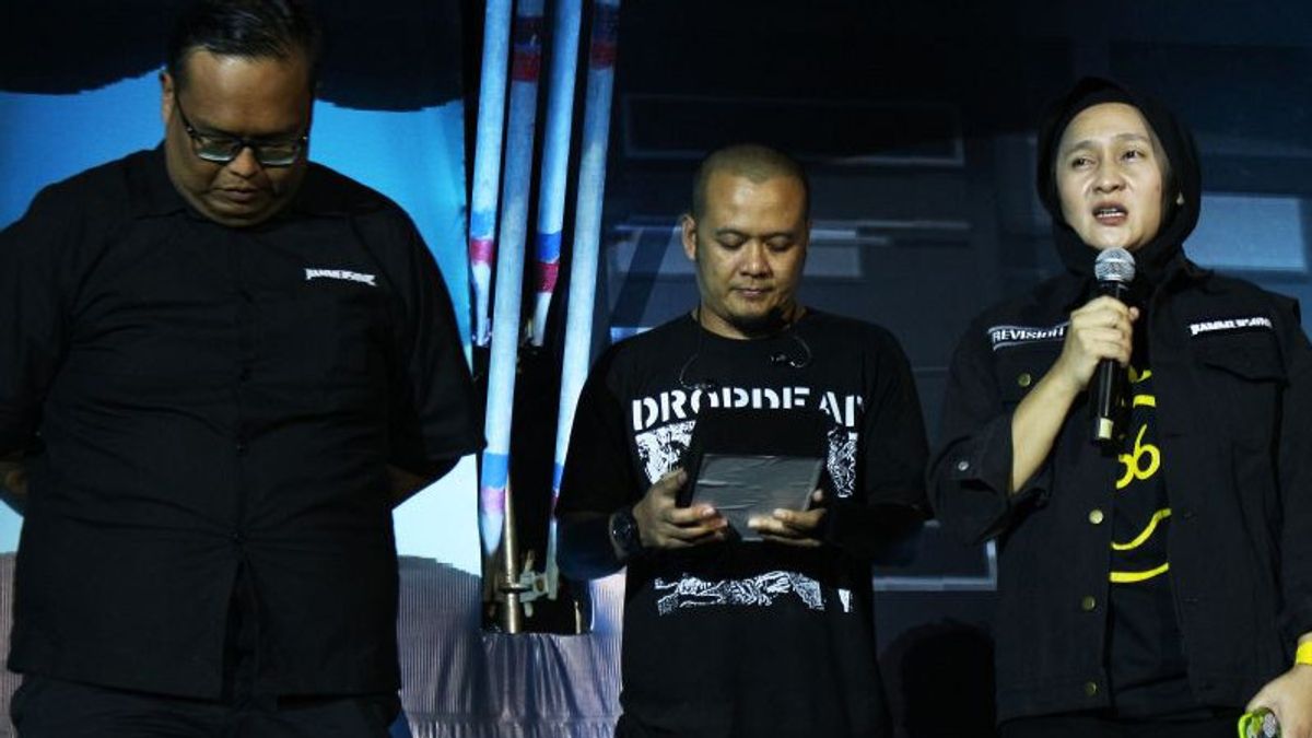 Hammersonic Presents Special Award For Eben Burgerkill