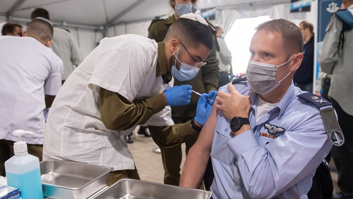 以色列卫生部长表示，有迹象表明COVID-19疫苗和加强剂量可防止Omicron变体