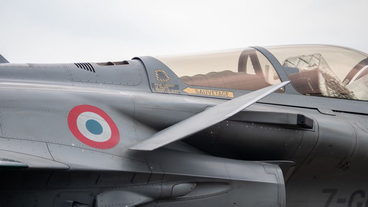 Un avion militaire français s’est écrasé en aéroport, deux disparus, un survivant