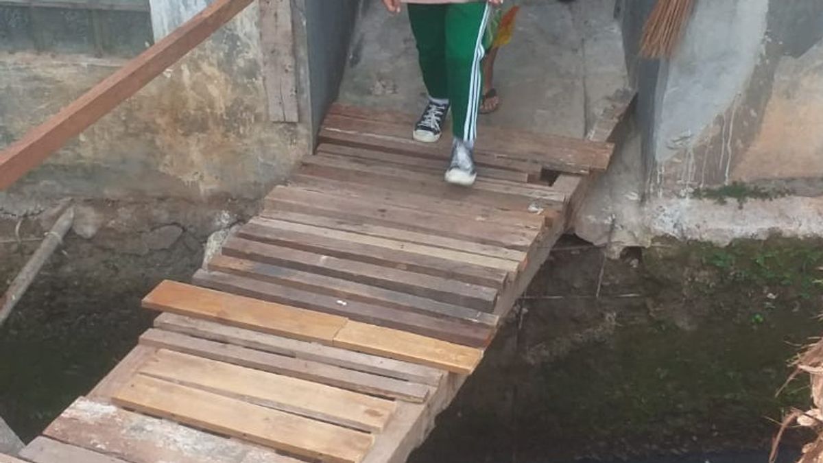 Citoyens de Ciracas construisent un pont sans aide gouvernementale pour les activités quotidiennes