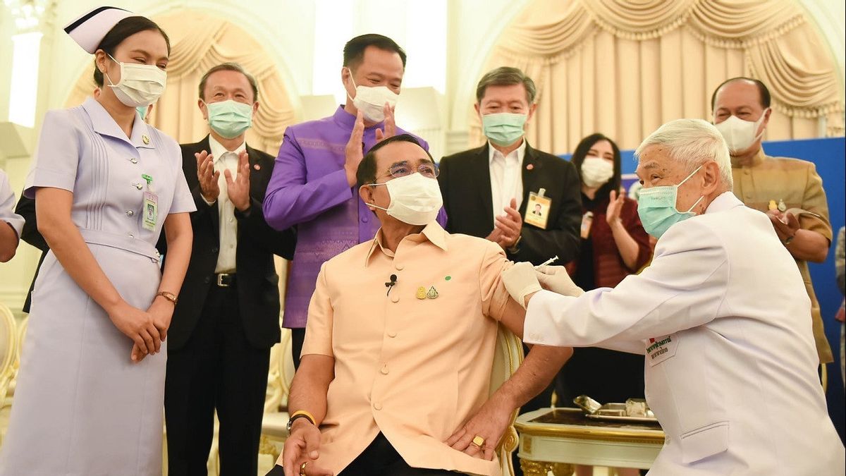 タイ首相、先週中止後にアストラゼネカワクチンを使用してCOVID-19ワクチン接種を受ける