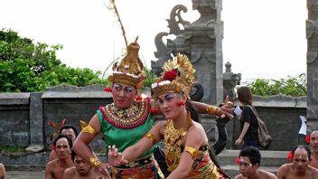 7 Tari Tradisional yang Berasal dari Bali Beserta Penjelasannya 