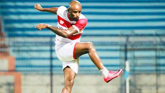 Greg Nwokolo Buat Madura United Kian Pincang, Pemain Lain Bisa Menyusul Tinggalkan Laskar Sape Kerrab?