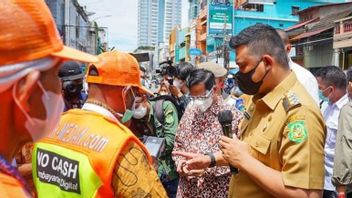 病毒女子Jukir电子停车坚持现金拒绝使用卡，棉兰市政府确认禁止支付现金