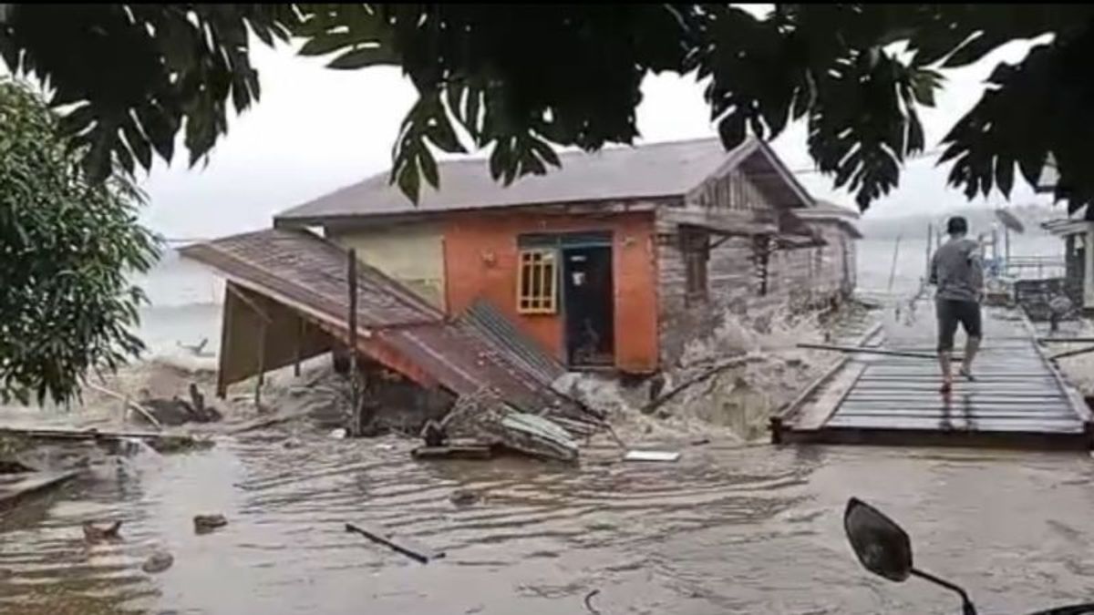 Pesisir Selayar Kepri's House Was Heavyly Damaged By Large Waves And Strong Winds