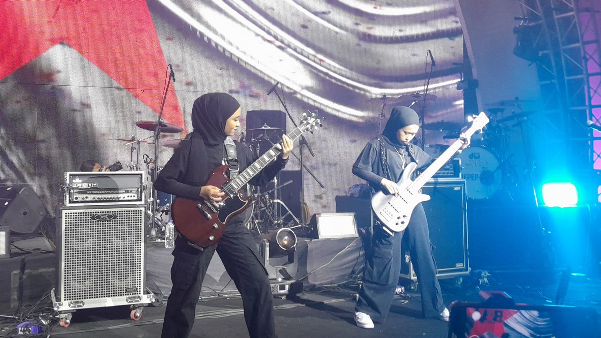 صوت باكيبروت يغني أغنية جديدة أثناء أدائه في Fenix360 Live Indonesia