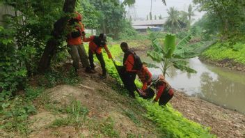 Le Corps D’un Garçon De 13 Ans Qui S’est Noyé Dans La Rivière Cipinang A été Retrouvé à 3 Kilomètres De Là