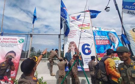 Baliho Caleg yang Sesaki Jalan Margonda Depok Dicopot Tim Gabungan