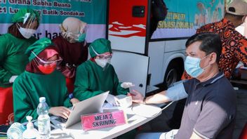 Gibran Rakabuming Raka Fait Une Percée En Matière De Vaccination Mobile Pour Les Personnes âgées Afin De Se Faire Vacciner Contre La COVID-19