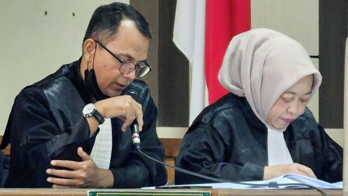 Former Head Of Semarang Bank Raya Monica Okta Dertien Charged With Receiving Bribes Of IDR 700 Million