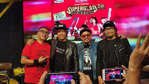 Ada Nuansa Baru dalam Album Anyar Superglad, <i>Kemarin Hari Ini Selamanya</i>