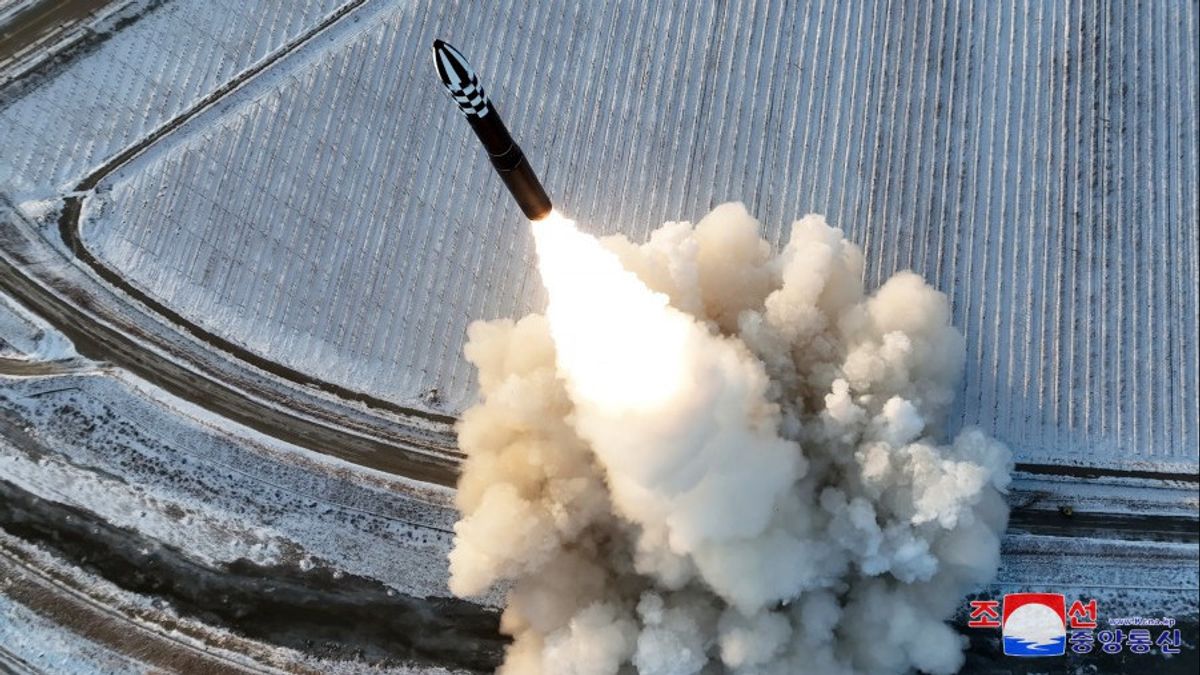 Surveillance directe pour le lancement de la formation ICBM Hwasong-18 de la Corée du Nord lundi, Kim Jong-un a déclaré un signal à l’ennemi