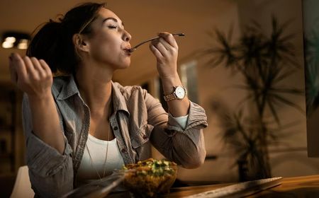 Suka Ngemil Malam Hari? Ikuti 5 Tips Makan Camilan secara Sehat