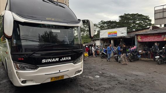 In Mid-December, Bus Passengers At Ciputat Terminal Experienced An Increase In The Number Of Passengers