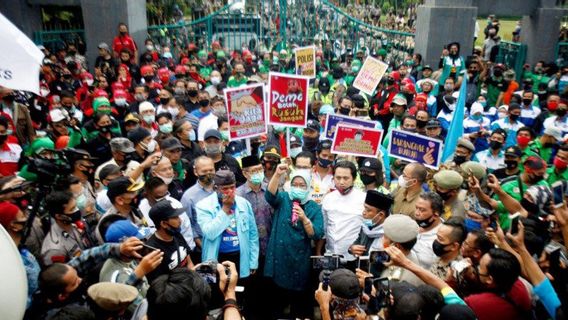 Bupati Bogor Temui Ribuan Pendemo: Saya Akan Dukung Perjuangan Buruh