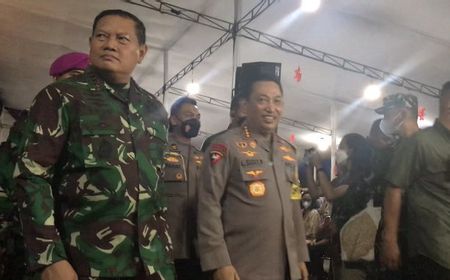 Tiba di Gereja Katedral, Kapolri dan Panglima TNI Ucapkan Selamat Natal