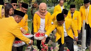Peringati 61 Tahun Partai Golkar, Bahlil Lahadalia Pimpin Upacara Tabur Bunga di TMP Kalibata