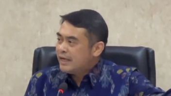 BK DPD RI解雇了巴厘岛原始参议员Arya Wedakarna,他因擦伤头巾而病毒式传播