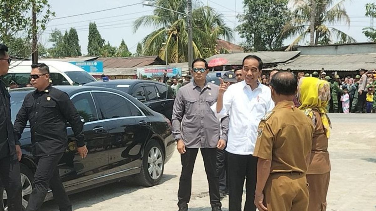 Jokowi Visits Rumbia Market In Central Lampung