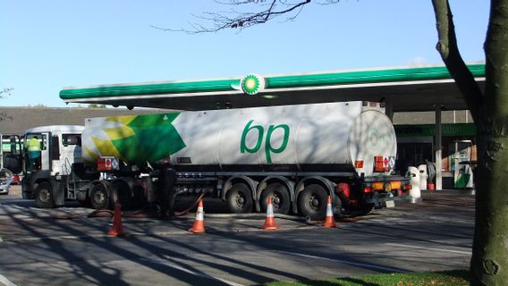  トラック運転手不足:英国の主要都市はパニック購入に見舞われ、ガソリンスタンドの90%が燃料を使い果たした