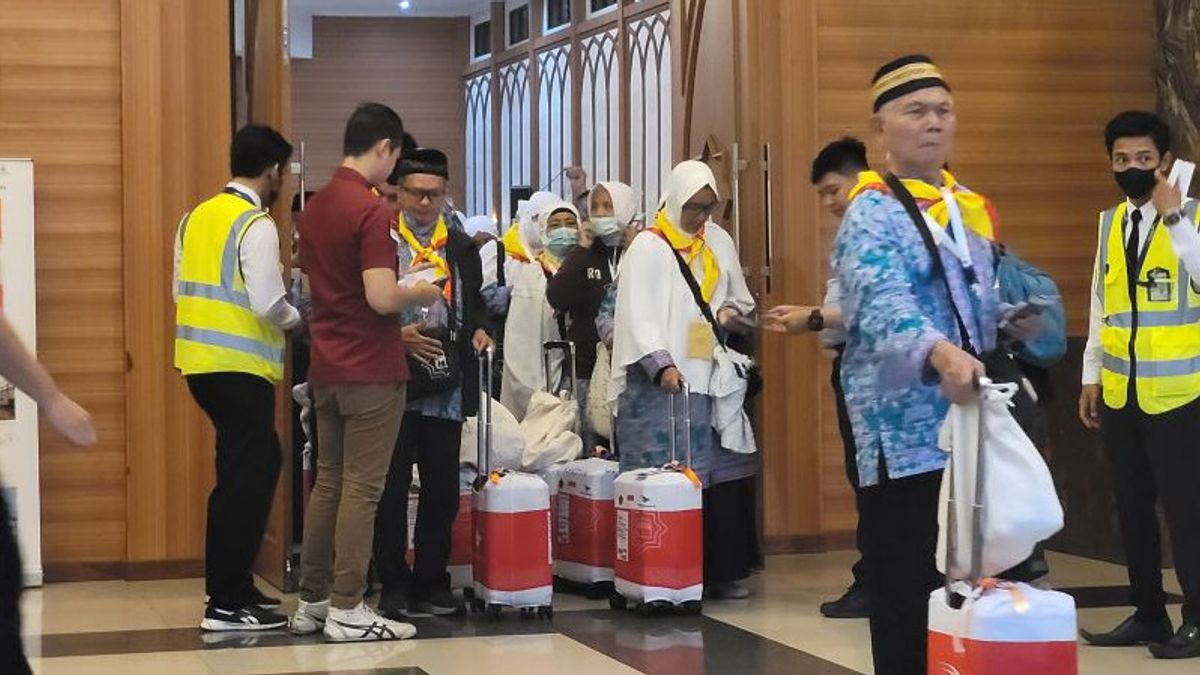 Kemenag Berangkatkan 393 Calon Haji Kloter Pertama Embarkasi Jakarta