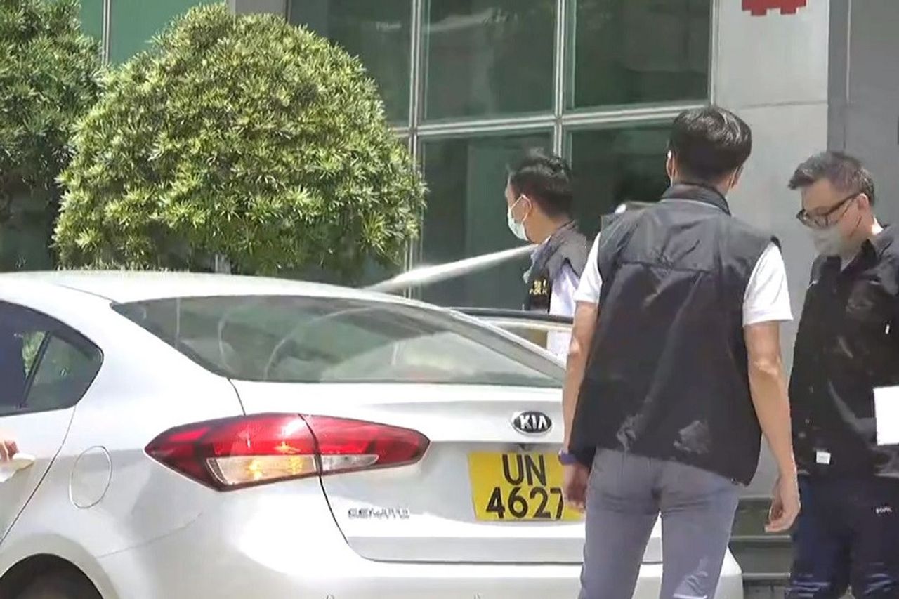 香港警察は、犯罪現場としてアップルデイリーオフィスを設定し、資産の230万米ドルを押収
