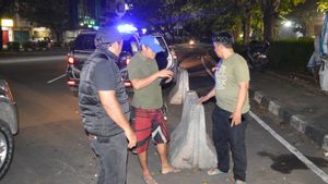 جاكرتا - ألقت الشرطة القبض على خمسة بلطجية في كاليديريس بيركيدوك جيرو لوقوف السيارات و "باك أوغا"