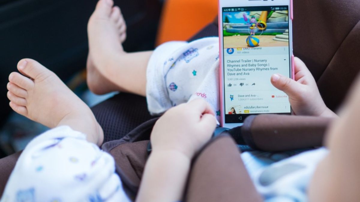 Does Your Baby Like Watching YouTube? As Parents, You Must Do These Things