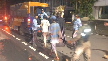 Homeless South Jakarta Dirazia, Pengamen And Human Gerobakkut Officers