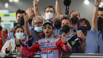 卡塔尔大奖赛冠军巴斯蒂亚尼尼庆祝MotoGP的首场胜利