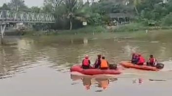 BPBD Tangerang은 갱단에게 쫓기다가 Cisadane 강에 뛰어들었다가 사라진 남자를 아직도 찾고 있습니다.