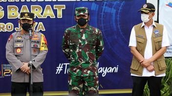 卡萨特加斯 COVID-19 与警察局长和 TNI 指挥官一起审查在西卡朗的返乡封条