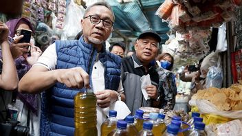 Blusukan Ke Pasar Wonokromo Surabaya, Mendag Zulhas: سعر المواد الغذائية الأساسية يميل إلى الانخفاض