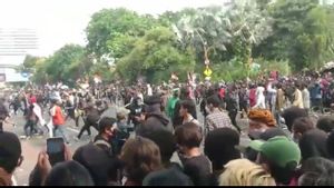 Demo Tolak Omnibus Law di Gedung Grahadi Surabaya Ricuh