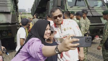 Public Enthusiasm Takes A Selfie With Army Chief Of Staff Maruli Simanjuntak At Matra Fair