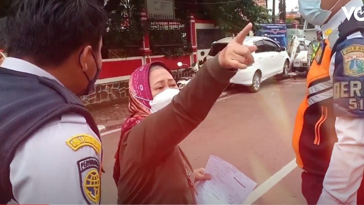 ビデオ:彼女の車がけん引された動揺、この女性は路上でディハブ将校を怒らせた