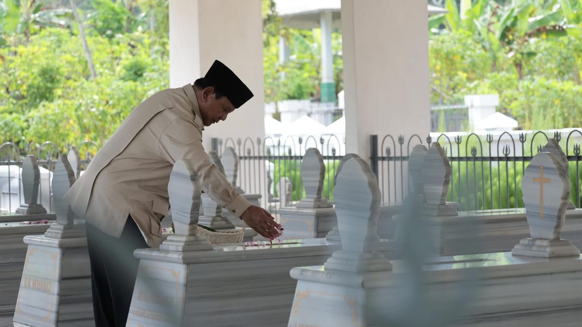 Prabowo Received Warm Welcome from Banyumas Residents During a Visit to the Tomb of Margono Djojohadikusumo, Wishing to Be Healthy Always