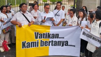 教皇与蜡烛和祈祷一起访问梵蒂冈大使馆的基督徒
