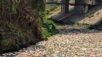 DLHセラン市は、チバンテン川に溜まったゴミの海を輸送します