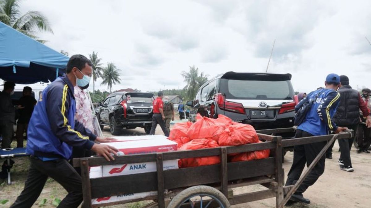 Mensos Risma Salurkan Bantuan Rp727 Juta kepada Korban Banjir Batu Belubang Bangka Tengah