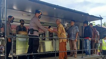 شرطة سومطرة الغربية توفر سيارة مطبخ عام في موقع إخلاء الزلزال